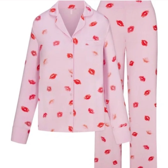 SKIMS VALENTINES SLEEP LONG SLEEVE BUTTON UP SET CHERRY BLOSSOM LIPSTICK NWT - Picture 1 of 1